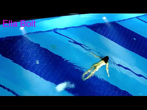 ❤️ Hindi ko mapigilang panoorin, ang batang blonde ay nahuling lumalangoy nang hubo't hubad sa ELLA BOLT resort pool ❤ Sex video sa amin ﹏