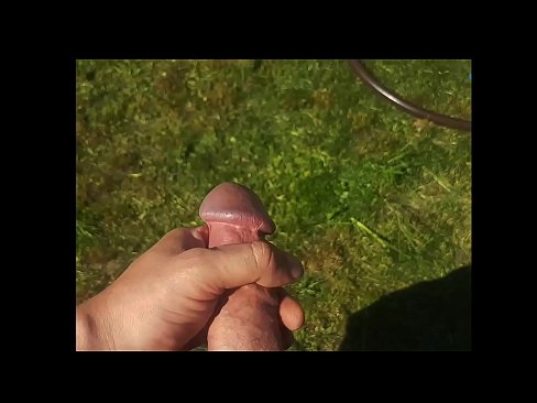 ❤️ Hot hottie gets kanyang pink puki fucked at cums sa isang pumulandit sa isang summer garden ❤ Sex video sa amin ﹏