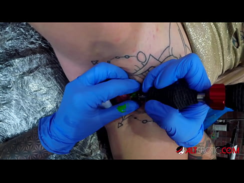 ❤️ Nagpa-tattoo sa kanyang klitoris ang sobrang tattoo na hottie na si Sully Savage ❤ Sex video sa amin ﹏
