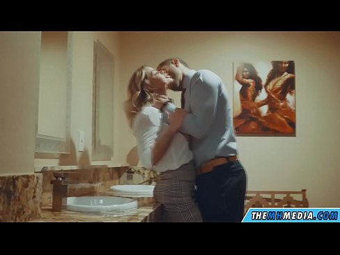 ❤️ Kapag ang isang busty blonde seduces sa isang pampublikong banyo ❤ Sex video sa amin ﹏